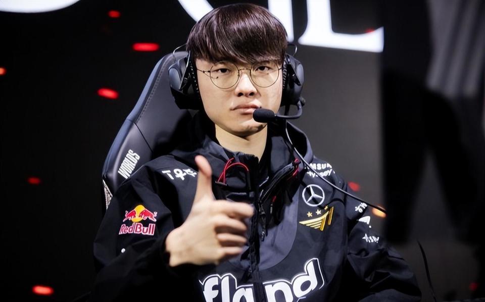 Ruler伊泽瑞尔闪转腾挪收割 Yagao斯莫德完成斩杀 JDG赢首局