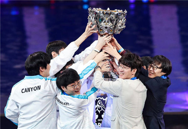 FNC击败TH锁定LEC年终总决赛资格，同时Jankos、Evi无缘S13