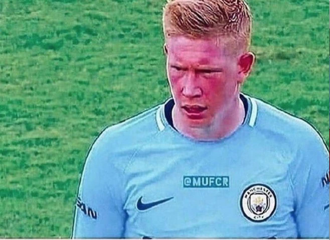 气得双手握拳！（怒得握紧拳头！）